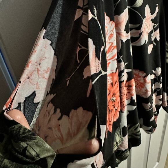 Floral 💐wrap shirt 👚 - Picture 4 of 6